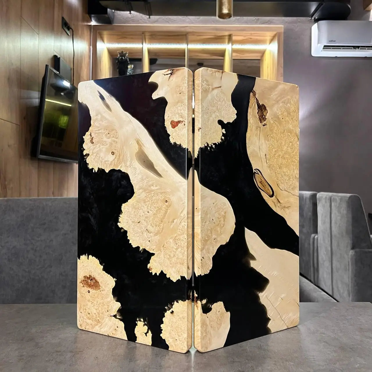 Closed 50 cm wooden backgammon set with black epoxy resin
