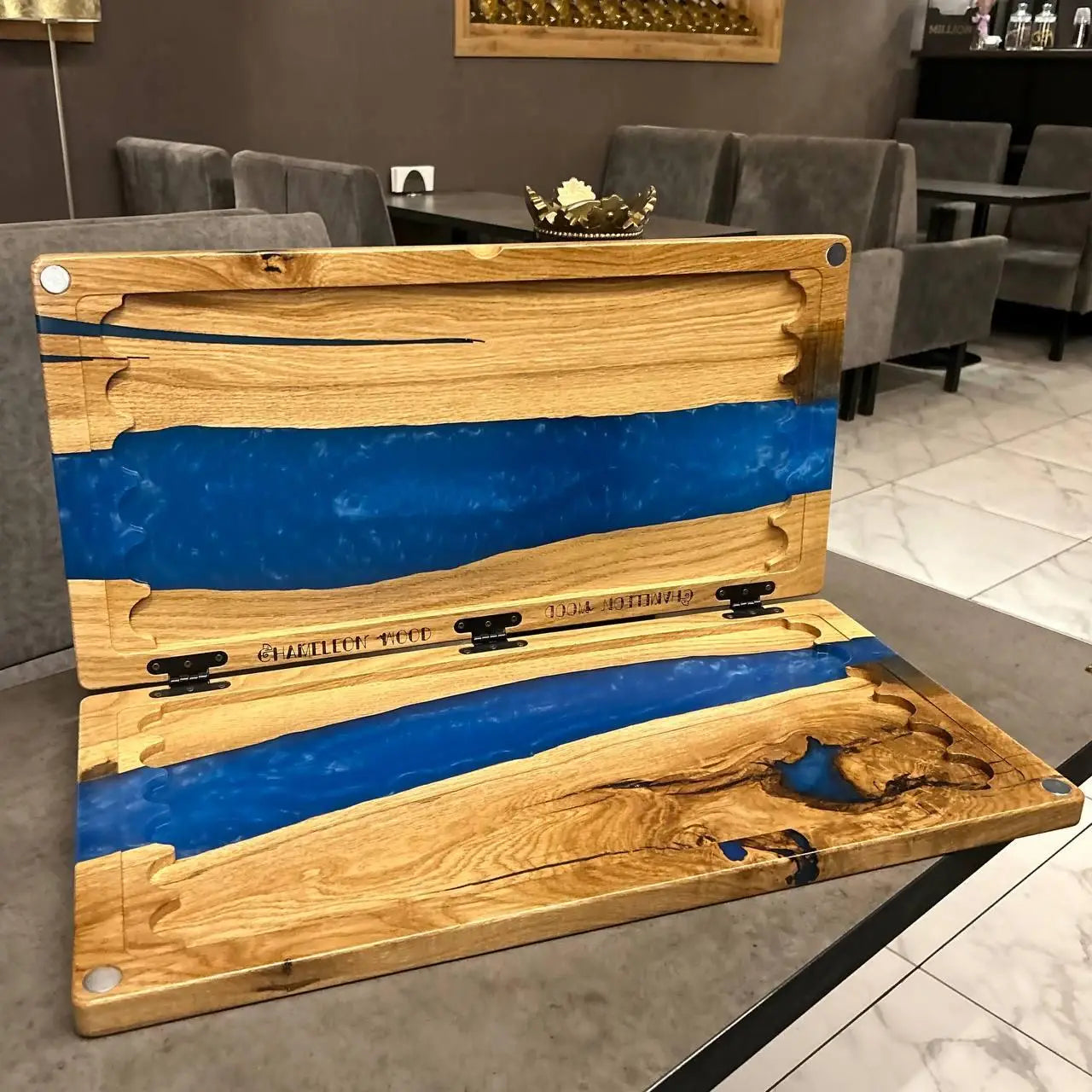 Open 60 cm Blue River backgammon board with natural wood and resin