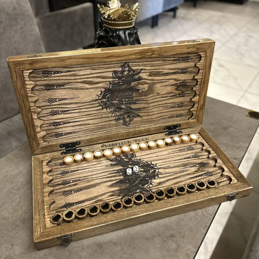 Closed 50 cm wooden backgammon set with hand-painted Doberman design