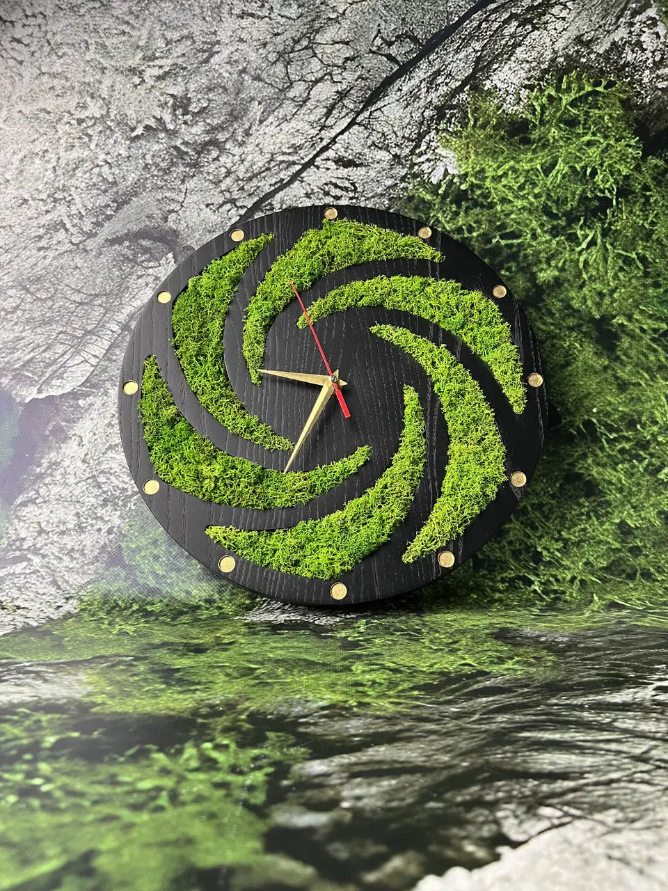 Wooden wall clocks with spiral stabilized moss design
