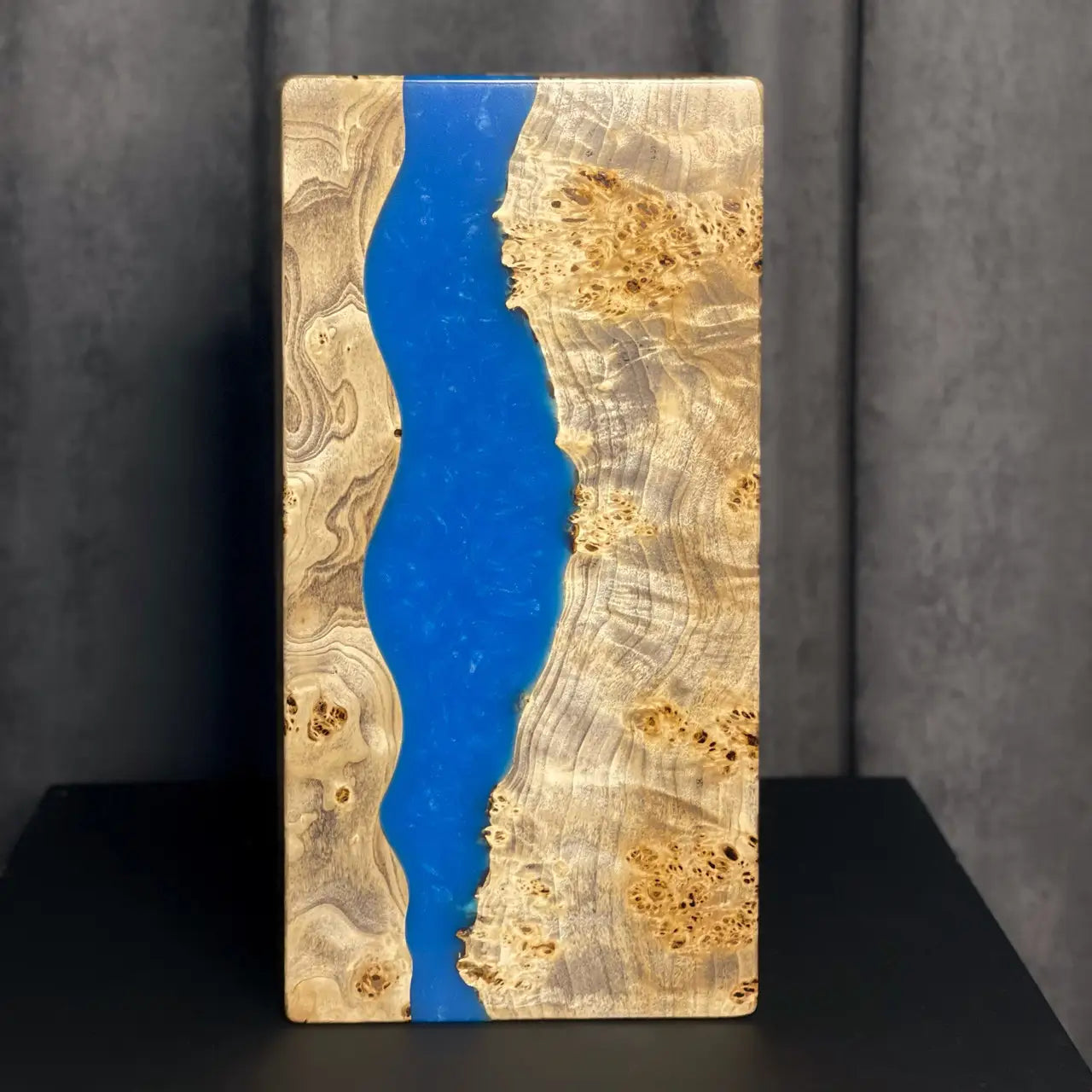Magnetic folding backgammon board in natural wood and blue resin