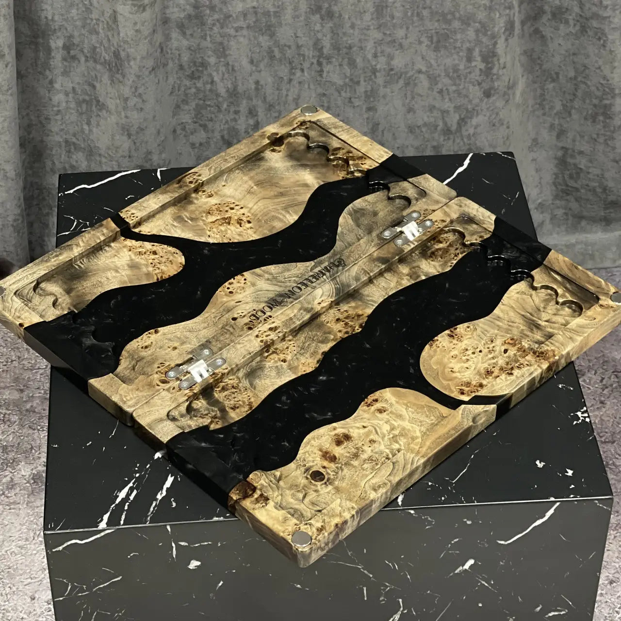Closed 50 cm wooden backgammon set with flowing black epoxy design