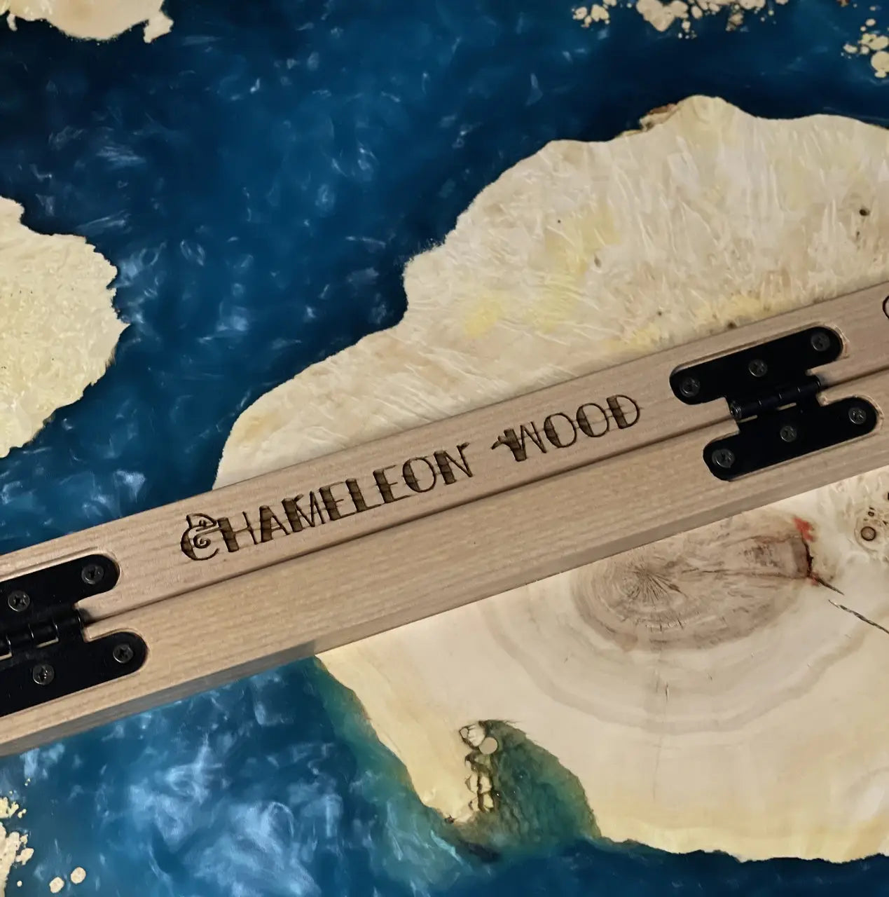 Handmade 60 cm backgammon board with natural burl wood and epoxy resin