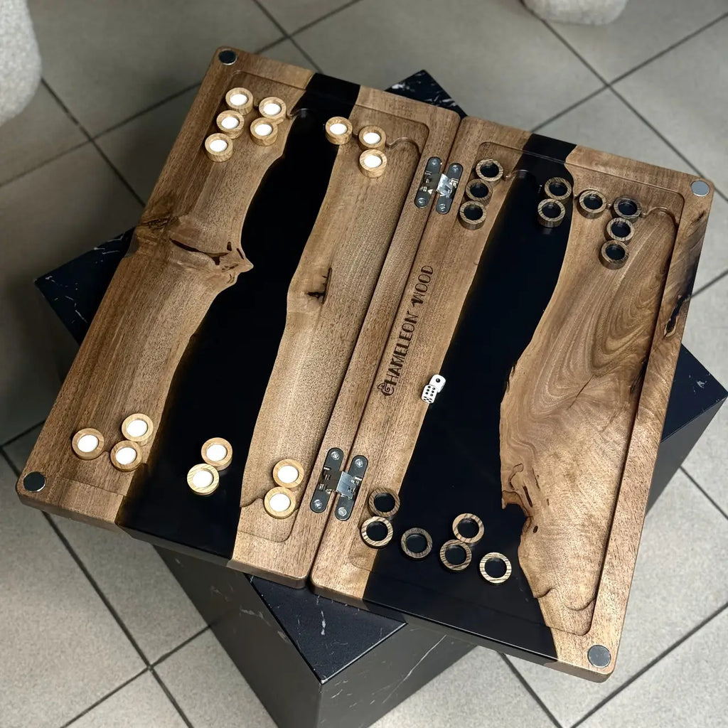 Closed 50 cm wooden backgammon set with flowing black epoxy design