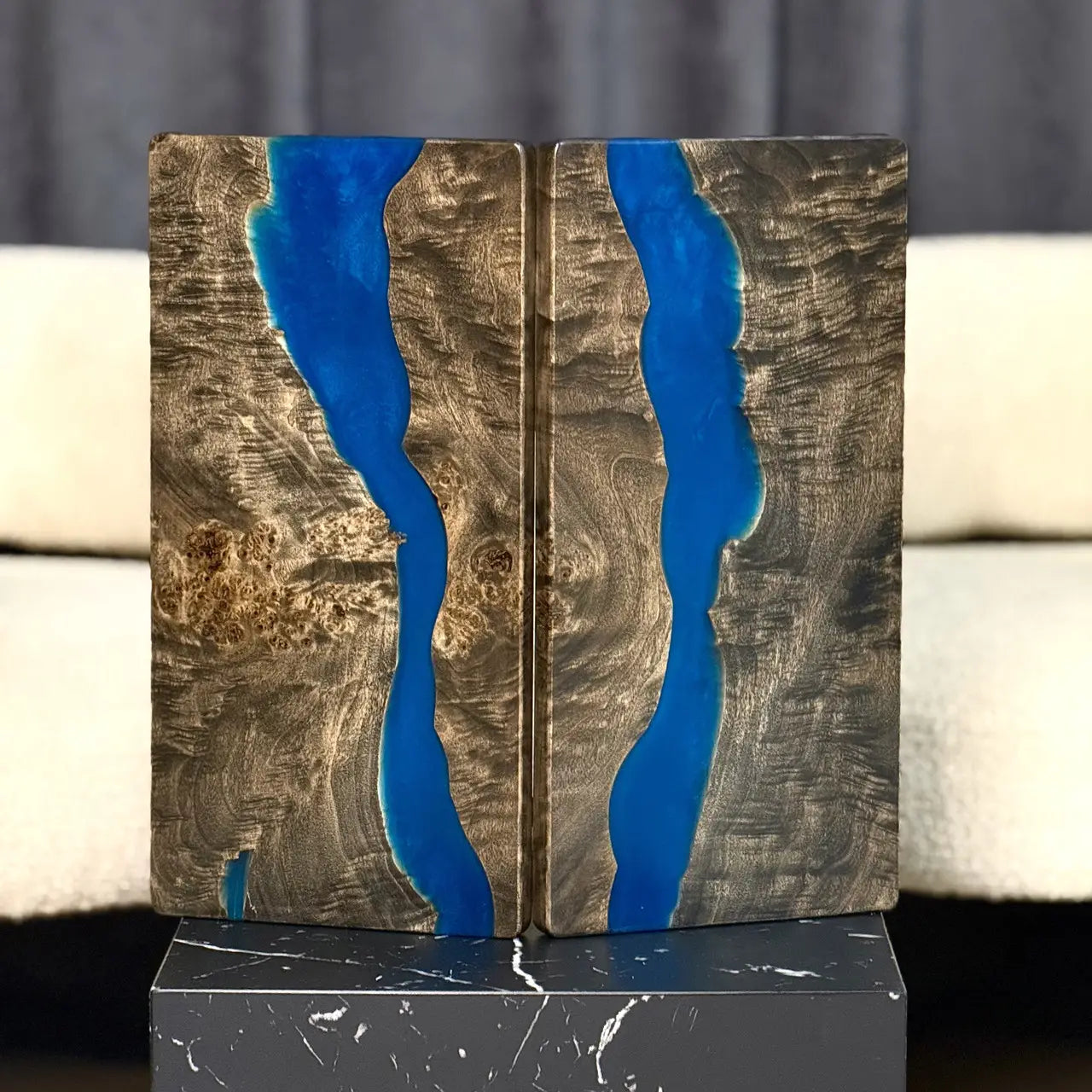 Closed 50 cm wooden backgammon set with vivid blue epoxy resin