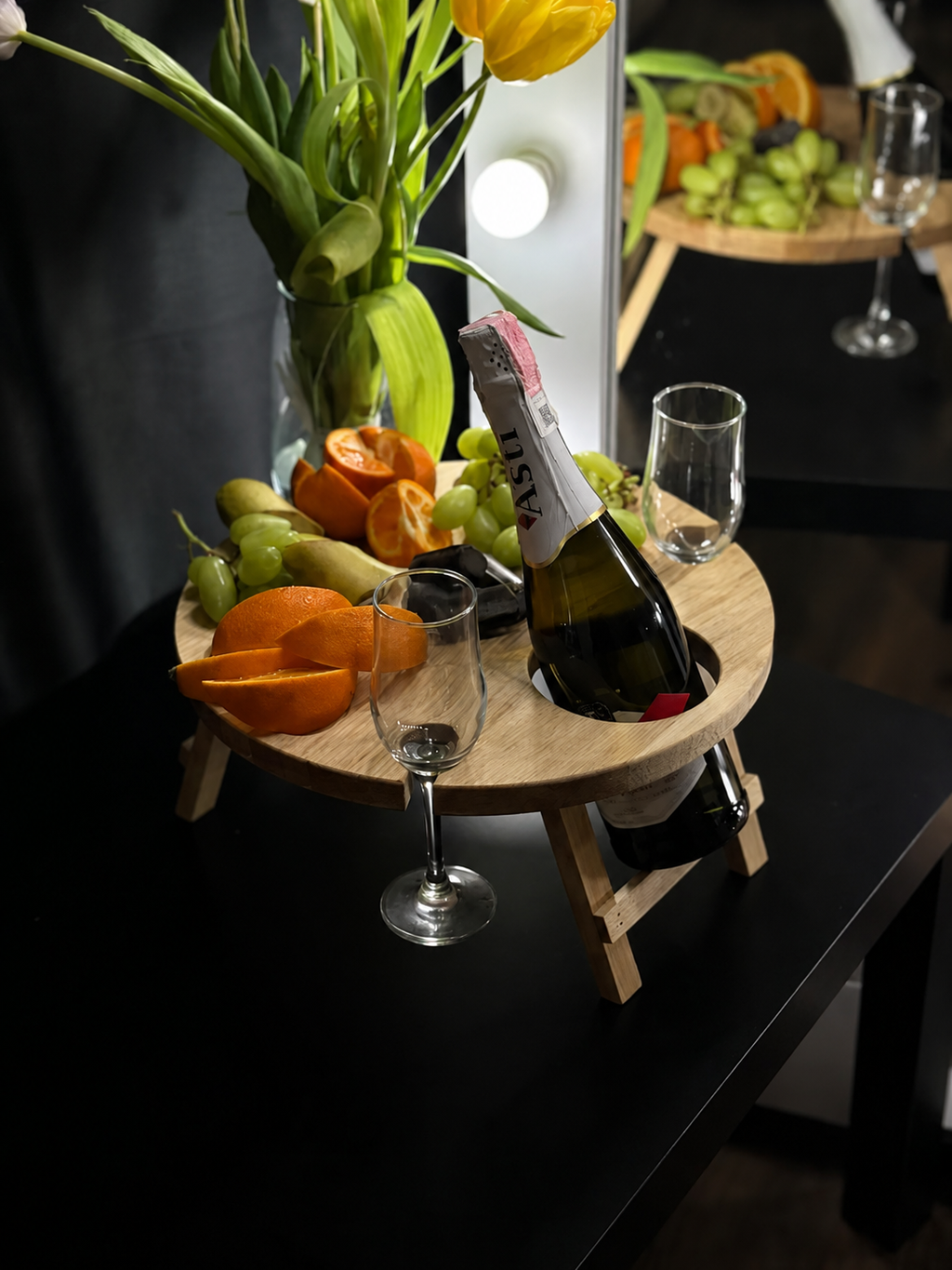 Portable round oak wine picnic table with foldable legs