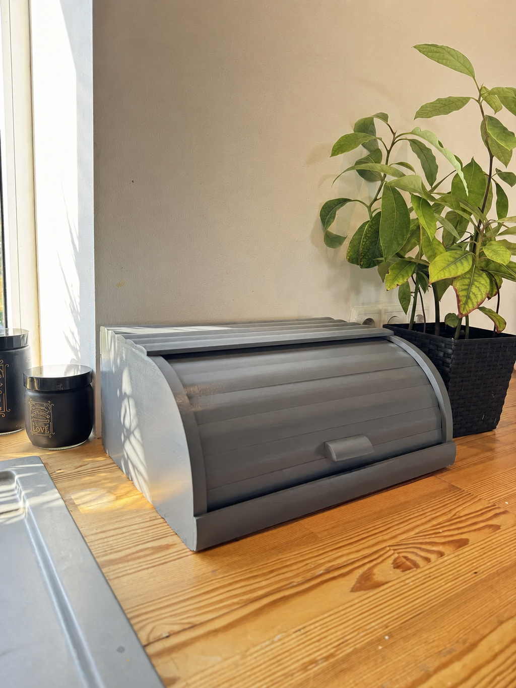 Elegant countertop bread box for storing bread and pastries