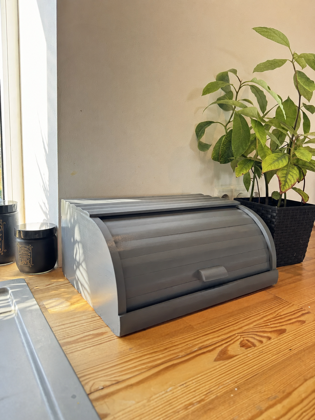 Elegant countertop bread box for storing bread and pastries