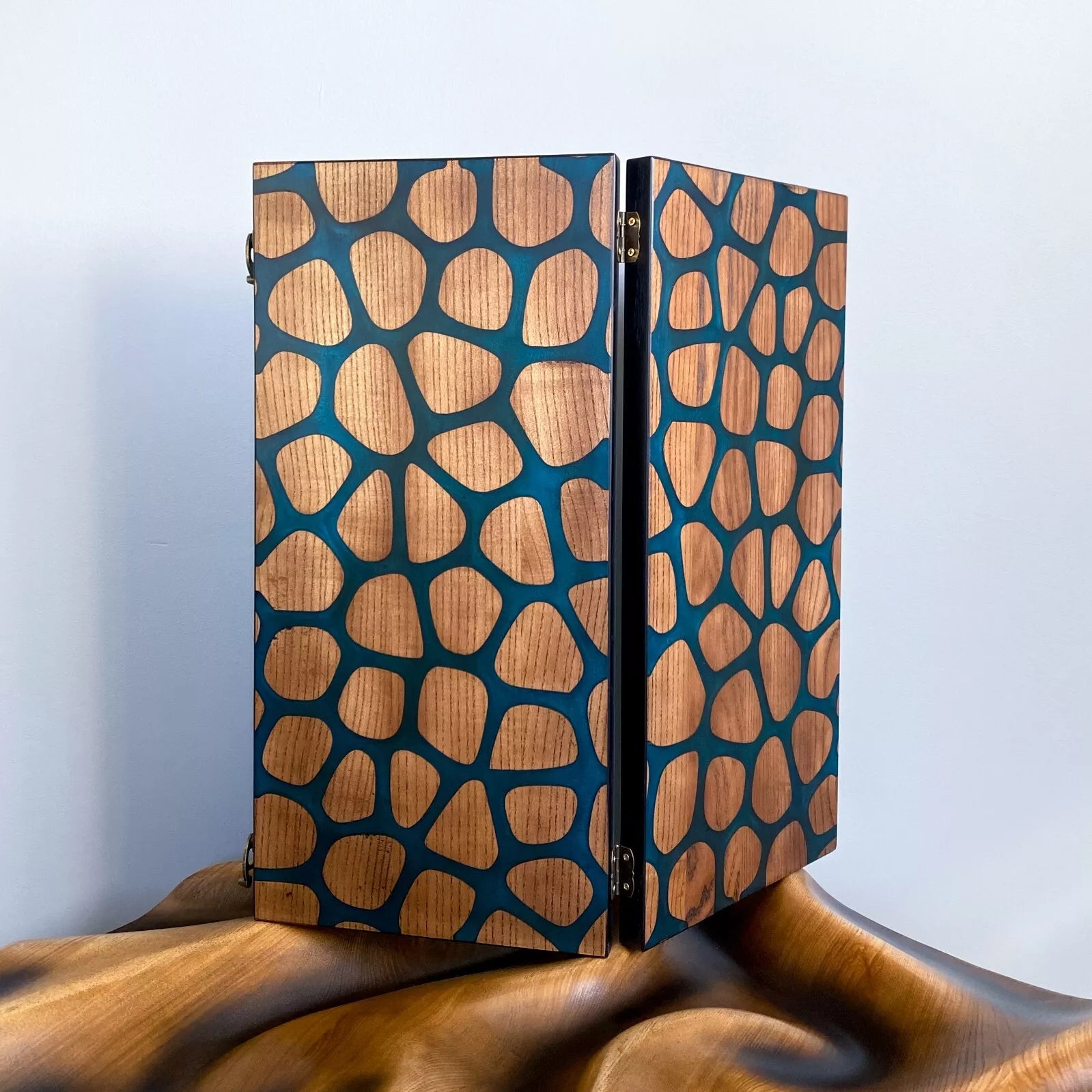 Closed backgammon case featuring a modern resin-inlaid design resembling organic stone or giraffe pattern.