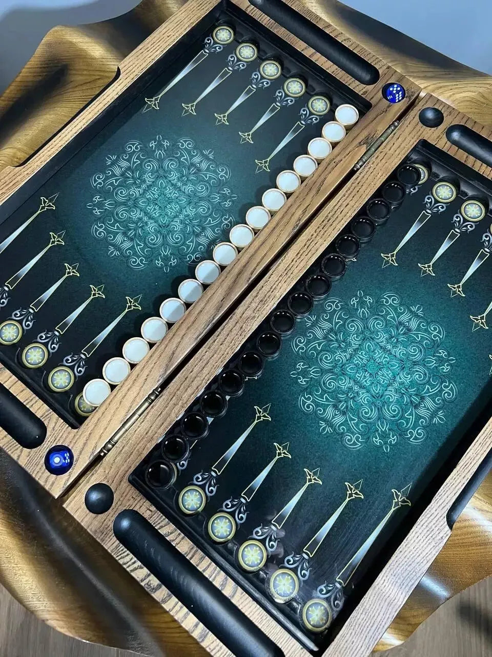 Wooden backgammon board with tempered glass and Scorpio design, open playing field with premium chips